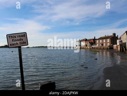 Village de Bosham à marée haute et inondations de la route côté port. Banque D'Images