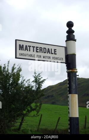 Chemin de métal panneau sur B5322 pour l'Old Coach Road jusqu'à Dockray à Matterdale via Hausewell Brow dans le parc national de Lake District, Cumbria, Angleterre, Royaume-Uni. Banque D'Images