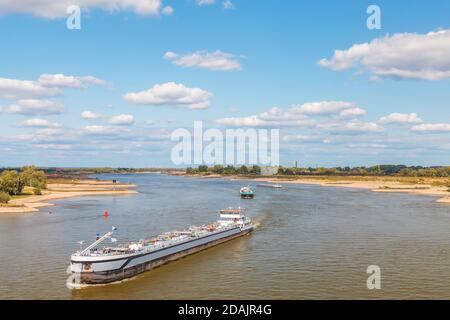 La rivière Waal près de Nimègue avec des navires de fret passant par les Pays-Bas Banque D'Images