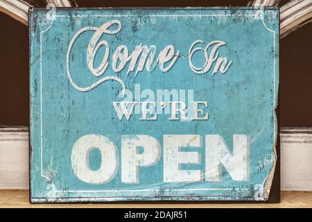 Bleu patiné viennent dans nous sommes open sign Banque D'Images