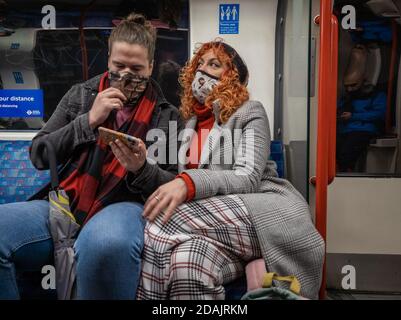 Passagers du métro de Londres portant un masque facial et une distance sociale. Banque D'Images