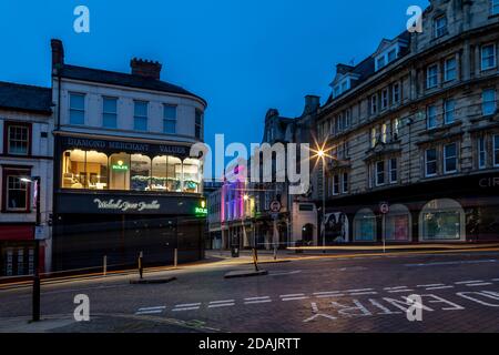 Michael Jones Jewelers au coin de Bridge Street et Gold Street dans le centre-ville de Northampton, Angleterre, Royaume-Uni. Banque D'Images