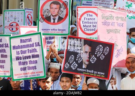 Dhaka, Bangladesh - 13 novembre 2020 : marche musulmane bangladaise vers la mosquée nationale Baitul Mukarram à Dhaka pour protester contre la publicatio Banque D'Images