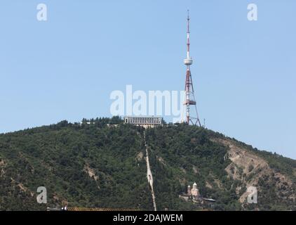 TBILISSI, GÉORGIE, 18 juillet 2017 : tour de télévision de Tbilissi sur le mont Mtatsminda Banque D'Images