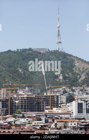 TBILISSI, GÉORGIE, 18 juillet 2017 : tour de télévision de Tbilissi sur le mont Mtatsminda Banque D'Images