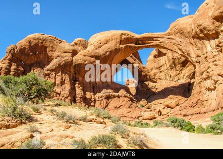 Double Arch, la plus haute arche du parc national Arches, Utah, un après-midi clair et ensoleillé Banque D'Images