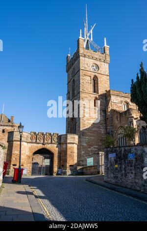 Église paroissiale de St Michael's vue de Kirkgate à Linlithgow, West Lothian, Écosse, Royaume-Uni Banque D'Images