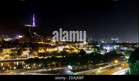 TBILISSI, GÉORGIE, 18 juillet 2017 : tour de télévision de Tbilissi sur le mont Mtatsminda. Vue de nuit sur Tbilissi, capitale du pays de Géorgie. Banque D'Images