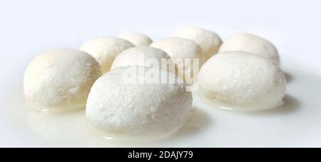 Un rasgulla indien doux aussi connu sous le nom de Rosogolla, Roshogolla, Rasagola, Ras Gulla est un dessert sirupy populaire en Inde. Banque D'Images