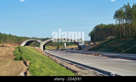 Construction d'un pont vert pour le croisement de l' Autoroute par les animaux sur la nouvelle autoroute A14 près de l' Village de Dolle en Allemagne Banque D'Images