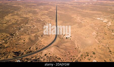 Vue panoramique sur une route droite en direction de la ville De page Arizona Banque D'Images