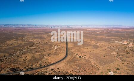 Vue panoramique sur une route droite en direction de la ville De page Arizona Banque D'Images