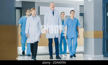 Une équipe de médecins, d'infirmières et d'assistants qui se trouve dans le hall de l'hôpital. Personnel médical professionnel travailler, sauver des vies. Banque D'Images