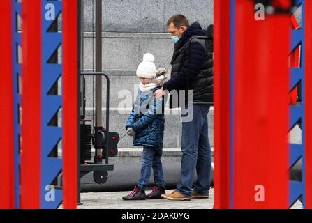 Kiev, Ukraine. 13 novembre 2020. Un père aide sa fille à faire de l'exercice dans une salle de sport en plein air dans le centre de Kiev.le nombre des cas de coronavirus COVID-19 en Ukraine au-delà du demi-million et est de 512 652 au total, dont 9 317 ont été mortels. Crédit : SOPA Images Limited/Alamy Live News Banque D'Images