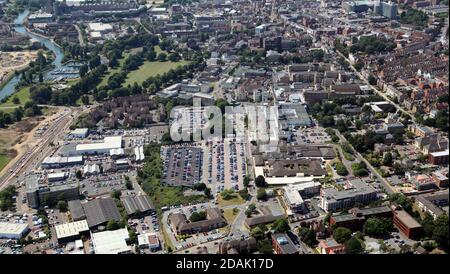 Vue aérienne de l'hôpital général de Northampton avec le centre-ville en arrière-plan Banque D'Images