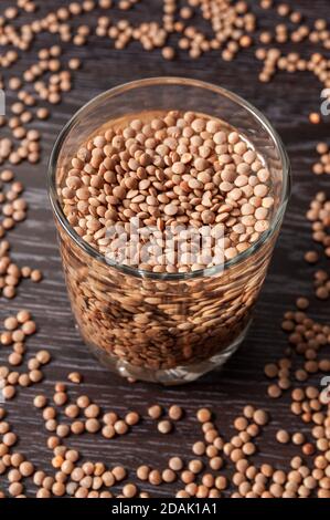 vue de dessus les lentilles sont imbibées d'un verre d'eau. préparation pour la germination des lentilles Banque D'Images