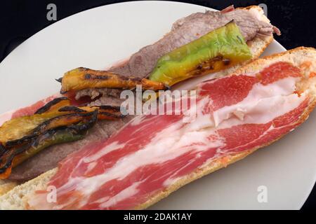 sandwich typiquement espagnol avec viande de jambon et poivrons verts Banque D'Images