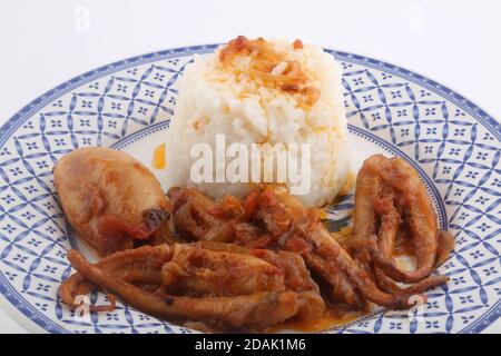 poulpe cuite avec des oignons et du riz blanc Banque D'Images