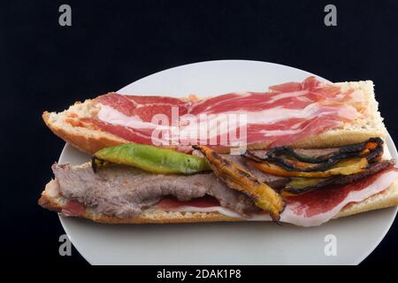 sandwich typiquement espagnol avec viande de jambon et poivrons verts Banque D'Images