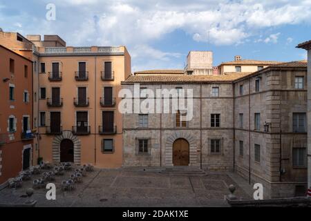 Une place calme, paisible et pittoresque (place) avec une façade colorée et belle en face de la cathédrale de Gérone (Gérone), Espagne Banque D'Images
