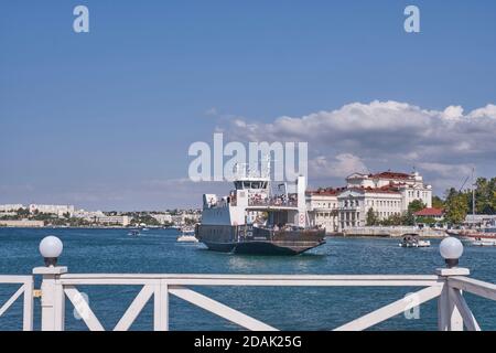 Sébastopol, Russie - septembre 26,2020 : un ferry avec des personnes et des voitures arrive à l'embarcadère d'Artbukhty, baie de Sébastopol, mer Noire. Banque D'Images