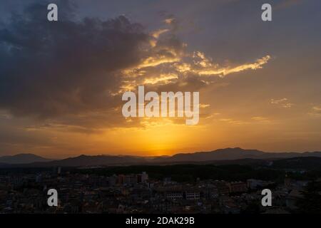 Un paysage urbain et le ciel avec un beau coucher de soleil chaud à Gérone (Gerona), Espagne Banque D'Images