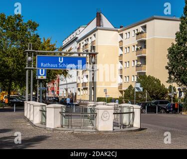 U entrée Rathaus Schöneberg, Berlin. La station de métro U-bahn dessert la ligne U4. Il a une structure inhabituelle de type pont Banque D'Images