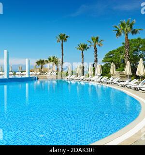 Piscine extérieure sur la plage Banque D'Images