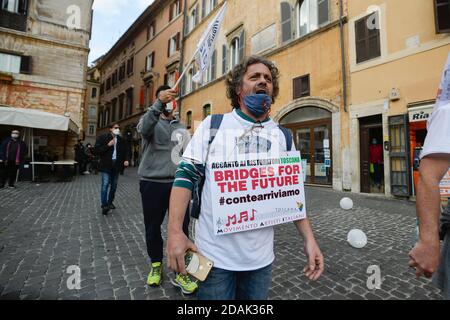 Rome, Italie. 13 novembre 2020. Piazza del Pantheon démonstration des restaurateurs et des catégories inessentielles contre le DPCM anti Covid - 19. Les restaurateurs toscans, auteurs de la marche Florence-Rome, ont voyagé à pied en 10 jours, arrivent sur la place (ROME - 2020-11-13, STEFANO CAROFEI) p.s. la foto e' utilizzabile nel rispetto del contento in cui e' stata scattata, e senza intento del decorno delle diffpresentate Credit: Agence photo indépendante/Alamy Live News Banque D'Images