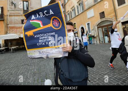 Rome, Italie. 13 novembre 2020. Piazza del Pantheon démonstration des restaurateurs et des catégories inessentielles contre le DPCM anti Covid - 19. Les restaurateurs toscans, auteurs de la marche Florence-Rome, ont voyagé à pied en 10 jours, arrivent sur la place (ROME - 2020-11-13, STEFANO CAROFEI) p.s. la foto e' utilizzabile nel rispetto del contento in cui e' stata scattata, e senza intento del decorno delle diffpresentate Credit: Agence photo indépendante/Alamy Live News Banque D'Images