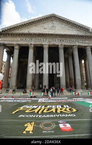Rome, Italie. 13 novembre 2020. Piazza del Pantheon démonstration des restaurateurs et des catégories inessentielles contre le DPCM anti Covid - 19. Les restaurateurs toscans, auteurs de la marche Florence-Rome, ont voyagé à pied en 10 jours, arrivent sur la place (ROME - 2020-11-13, STEFANO CAROFEI) p.s. la foto e' utilizzabile nel rispetto del contento in cui e' stata scattata, e senza intento del decorno delle diffpresentate Credit: Agence photo indépendante/Alamy Live News Banque D'Images