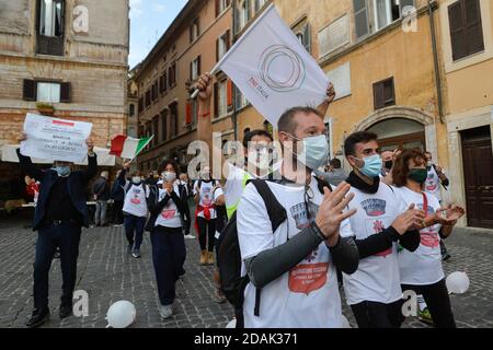 Rome, Italie. 13 novembre 2020. Piazza del Pantheon démonstration des restaurateurs et des catégories inessentielles contre le DPCM anti Covid - 19. Les restaurateurs toscans, auteurs de la marche Florence-Rome, ont voyagé à pied en 10 jours, arrivent sur la place (ROME - 2020-11-13, STEFANO CAROFEI) p.s. la foto e' utilizzabile nel rispetto del contento in cui e' stata scattata, e senza intento del decorno delle diffpresentate Credit: Agence photo indépendante/Alamy Live News Banque D'Images