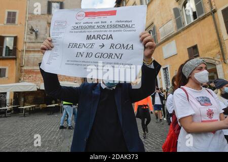 Rome, Italie. 13 novembre 2020. Piazza del Pantheon démonstration des restaurateurs et des catégories inessentielles contre le DPCM anti Covid - 19. Les restaurateurs toscans, auteurs de la marche Florence-Rome, ont voyagé à pied en 10 jours, arrivent sur la place (ROME - 2020-11-13, STEFANO CAROFEI) p.s. la foto e' utilizzabile nel rispetto del contento in cui e' stata scattata, e senza intento del decorno delle diffpresentate Credit: Agence photo indépendante/Alamy Live News Banque D'Images