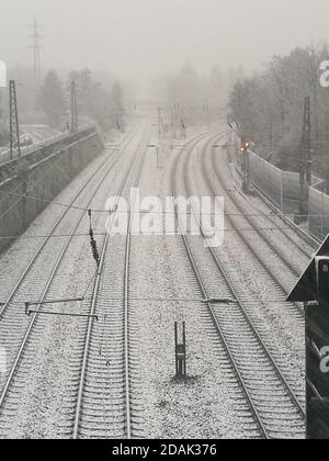 Systèmes de chenilles par le dessus en hiver dans la neige Banque D'Images