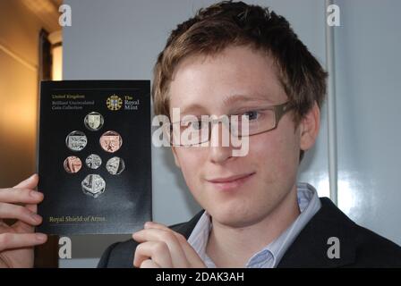 Matthew Dent, Gallois coin Designer, au lancement par la monnaie royale de nouvelles pièces de la livre sterling, Tour de Londres, 2008, ici tenant les six pièces. Banque D'Images