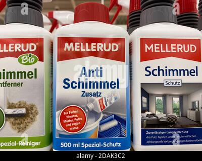 Viersen, Allemagne - 2 mai. 2020: Vue sur les bouteilles solution anti-moulage Mellerud dans l'étagère du supermarché allemand Banque D'Images