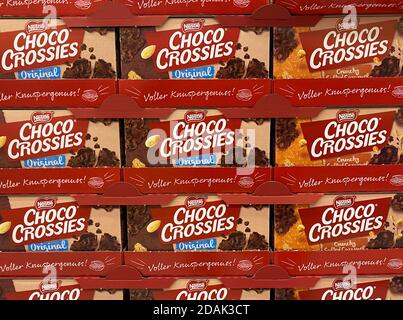Viersen, Allemagne - 2 mai. 2020: Vue sur les boîtes empilées les crosssies de Nestle Choco dans l'étagère du supermarché allemand Banque D'Images