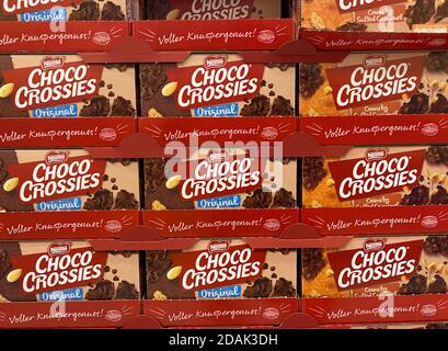 Viersen, Allemagne - 2 mai. 2020: Vue sur les boîtes empilées les crosssies de Nestle Choco dans l'étagère du supermarché allemand Banque D'Images