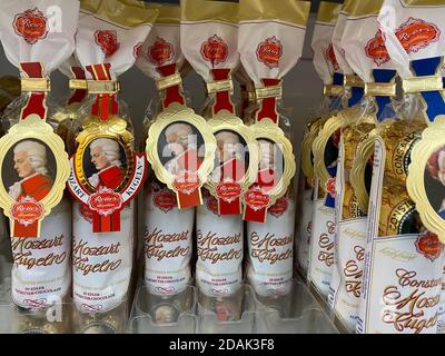 Viersen, Allemagne - 2 mai. 2020: Vue sur les paquets de pralines au chocolat Mozartkugeln dans l'étagère du supermarché allemand Banque D'Images