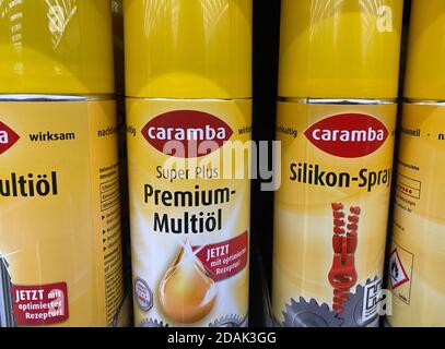 Viersen, Allemagne - 2 mai. 2020: Vue sur les aérosols d'huile de lubrifiant de silicone jaune Caramba dans la tablette du supermarché allemand Banque D'Images