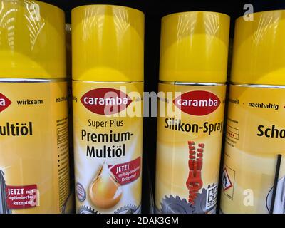 Viersen, Allemagne - 2 mai. 2020: Vue sur les aérosols d'huile de lubrifiant de silicone jaune Caramba dans la tablette du supermarché allemand Banque D'Images