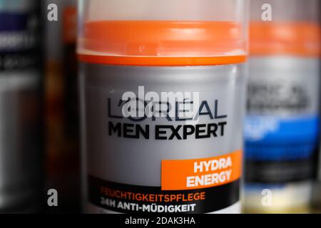 Viersen, Allemagne - 2 mai. 2020: Vue sur les cannettes Loreal hommes produits de crème visage experts dans l'étagère du supermarché allemand Banque D'Images