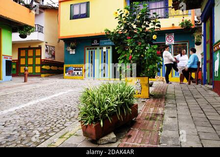 Rues colorées du village de Guatape en Colombie, Amérique du Sud Banque D'Images