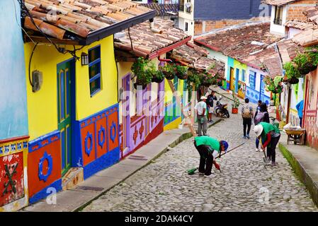 Rues colorées du village de Guatape en Colombie, Amérique du Sud Banque D'Images