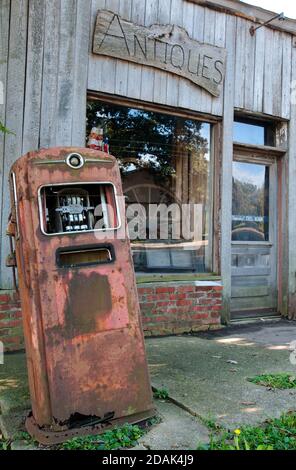 Une pompe à gaz rouillé se trouve à l'extérieur de l'ancien magasin général Walker, plus tard un magasin d'antiquités, dans le hameau de la route 66 de Funks Grove, Illinois. Banque D'Images