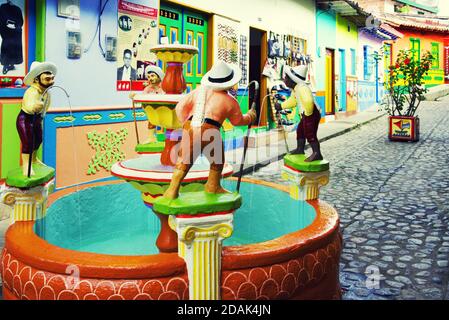Rues colorées du village de Guatape en Colombie, Amérique du Sud Banque D'Images
