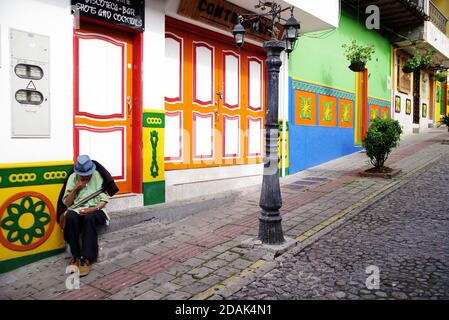 Rues colorées du village de Guatape en Colombie, Amérique du Sud Banque D'Images