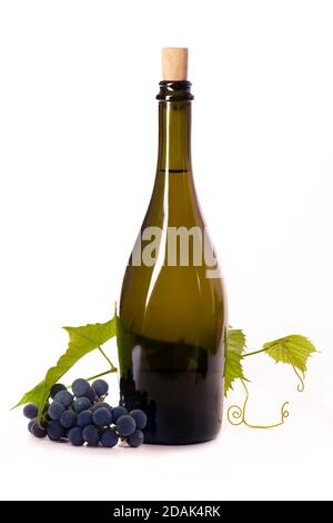 Une bouteille de raisin de verre foncé laisse un fond blanc de liège Banque D'Images
