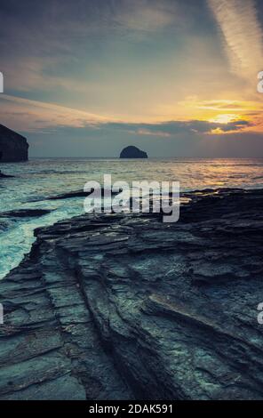 Trebarwith Strand au coucher du soleil à Cornwall, England, UK Banque D'Images