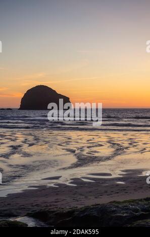 Trebarwith Strand au coucher du soleil à Cornwall, England, UK Banque D'Images